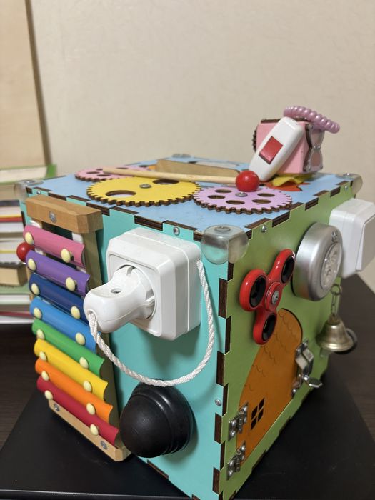 Бізікуб великий великий з подарунком