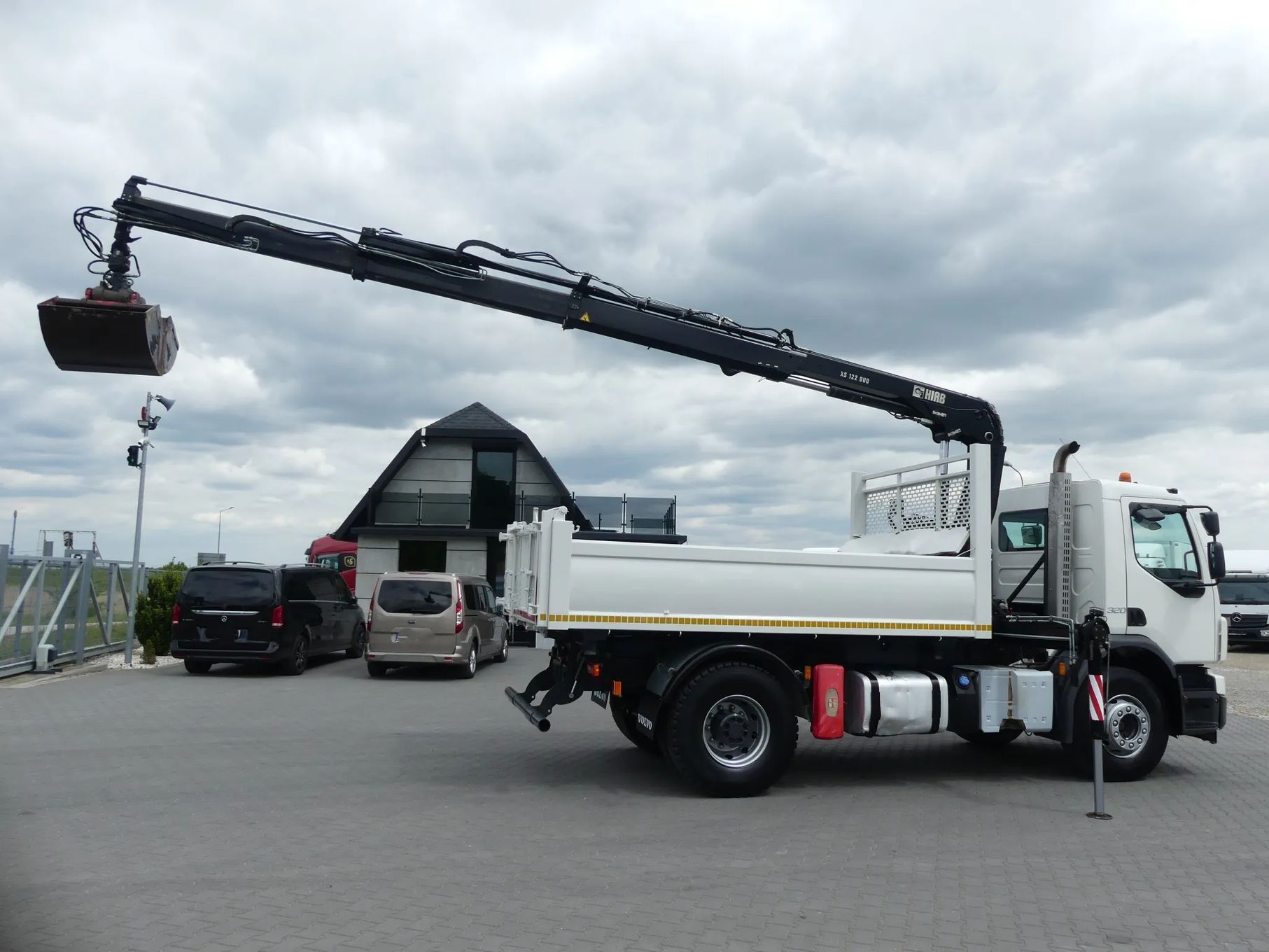 Volvo FE 320 / WYWROTKA + HDS HIAB 122 SKŁADANY W Z /  Niski przebieg / HYDROBURTA / Łyżka /