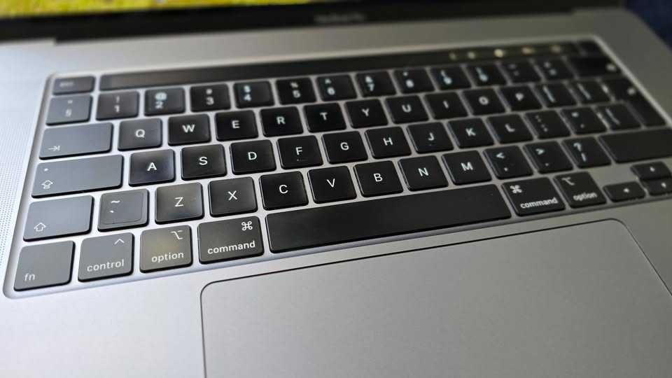 Mac Book PRO 2019 15,6 - stan bardzo dobry