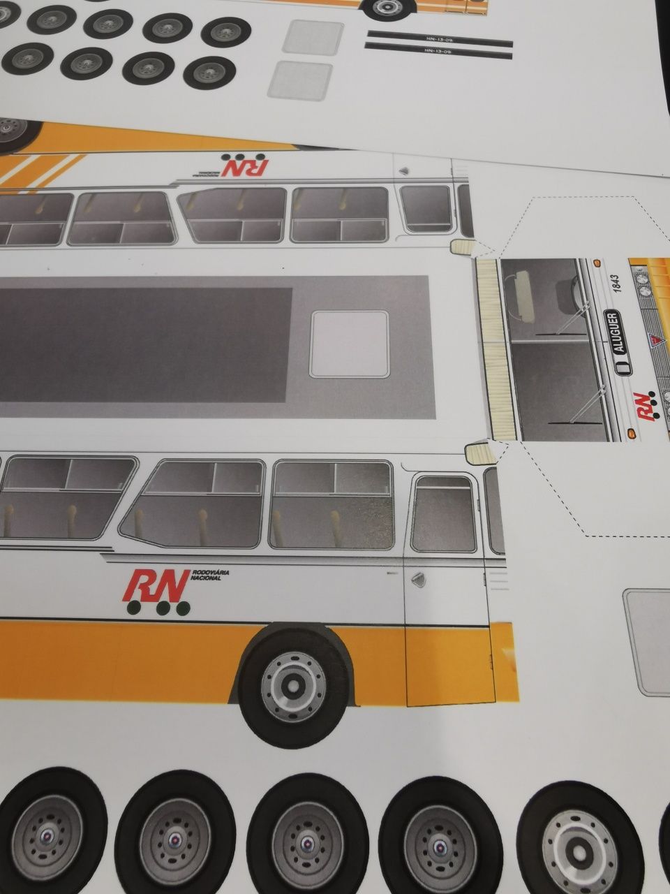 Autocarros RN e EVA x4 em cartolina A4 para recortar