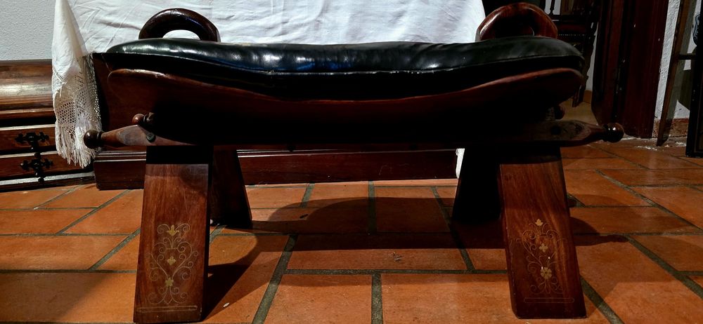 Banco antigo em madeira maciça com assento almofadado em pele