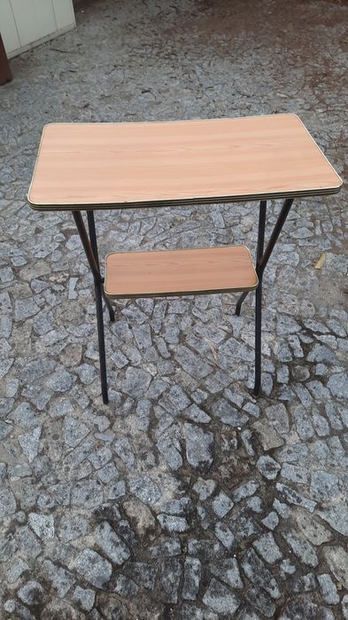 Mesa de apoio em bom estado.