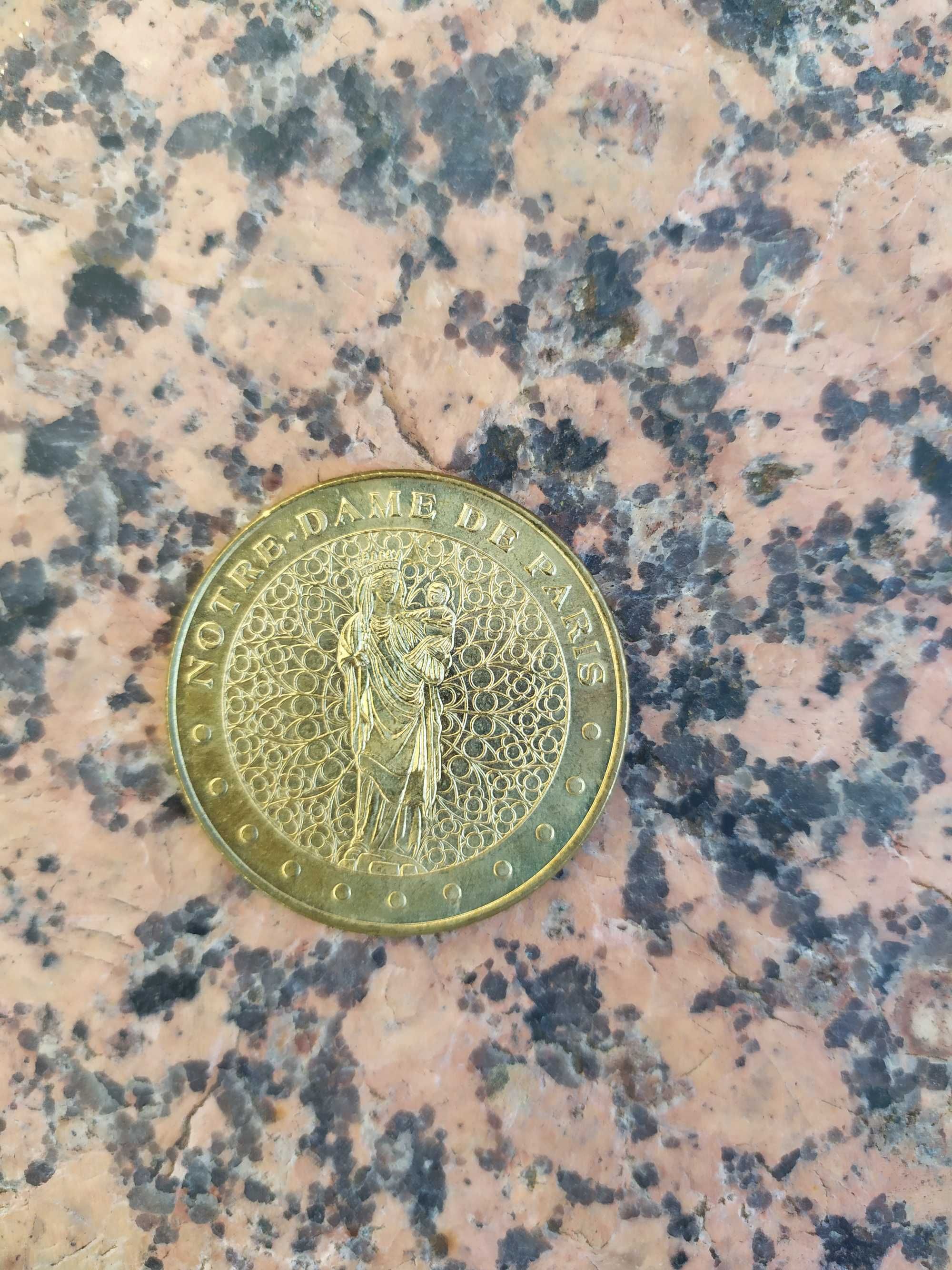 шкатулка старинная латунная., монеты юбилейные, кокарда