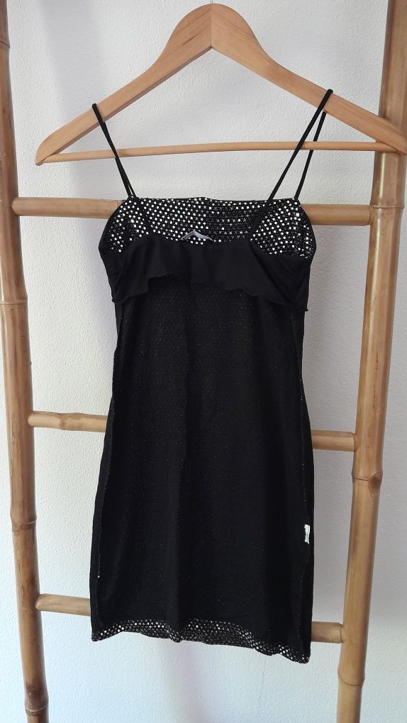 Vestido de festa com lantejoulas prateadas, de alças