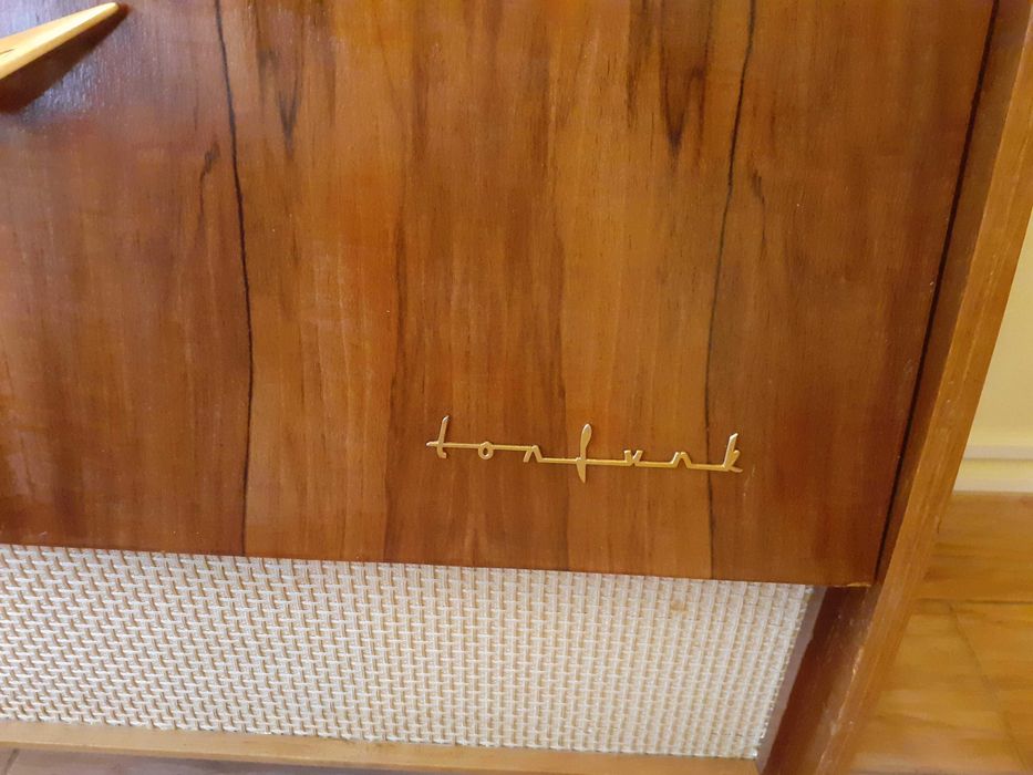 Móvel rádio e gira-discos Tonfunk Stradella