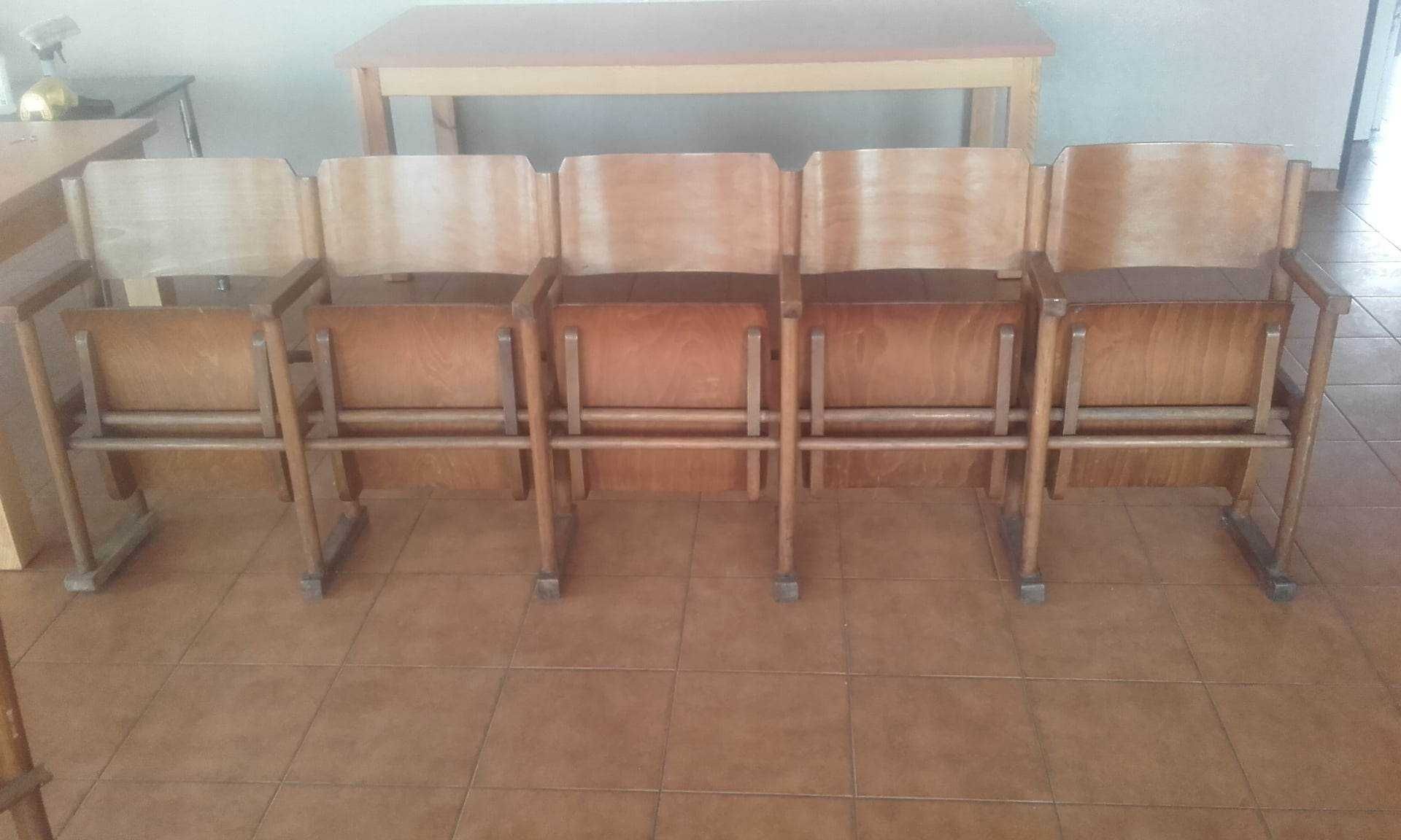 Krzesła kinowe, loftowe z czasów PRL