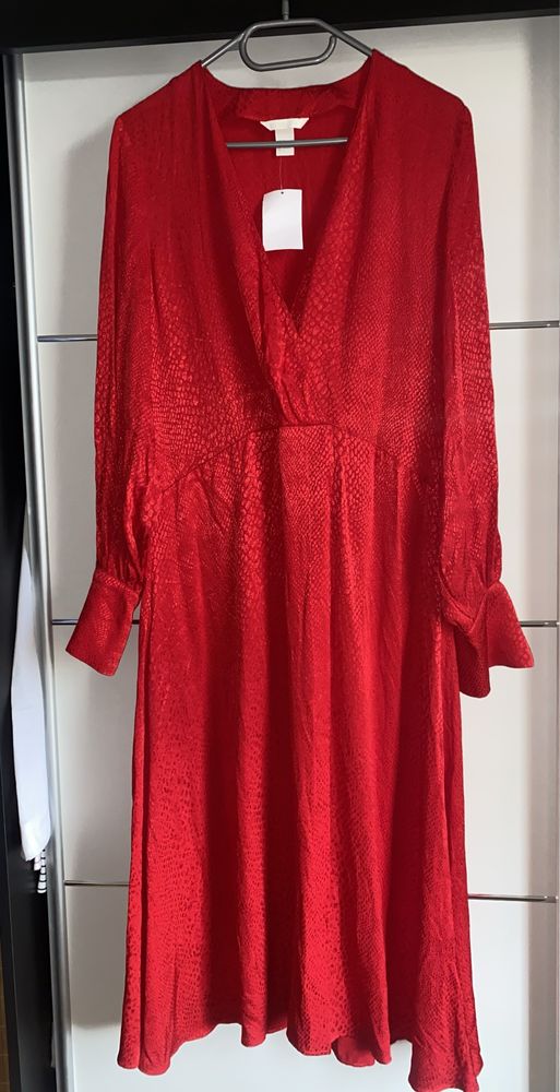 Czerwona elegancka długa sukienka