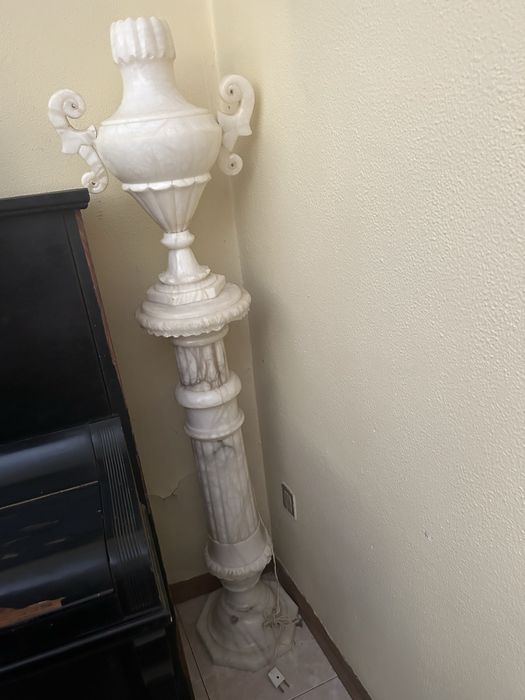 Candeeiro de pé de marmore