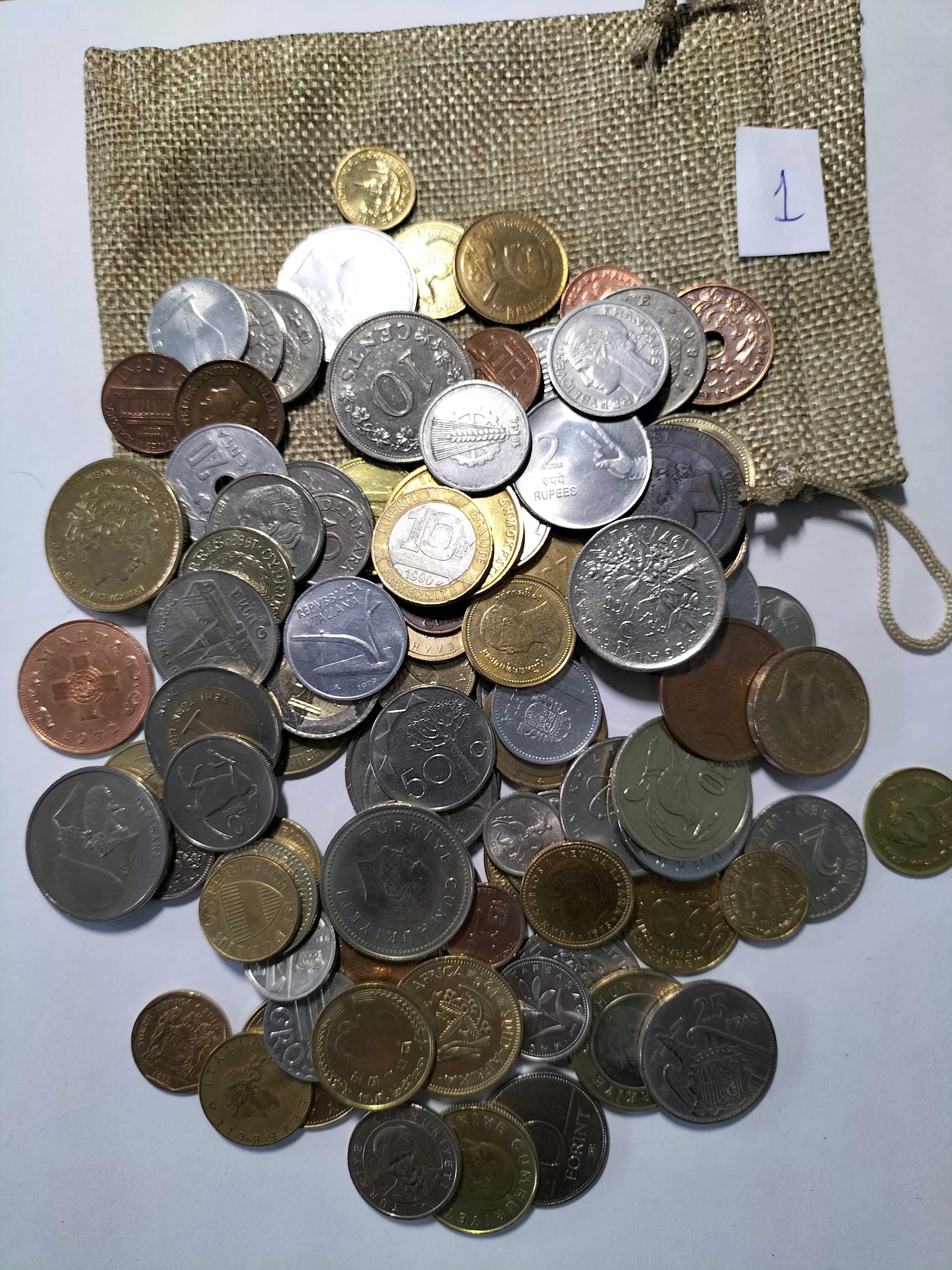 100 moedas diferentes de 40 países. Um bom começo para a coleção.