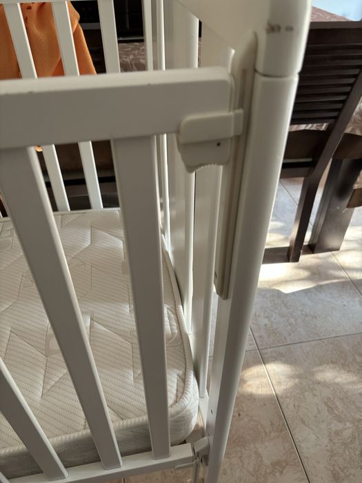 Cama de grades madeira branca com colchão e rodas