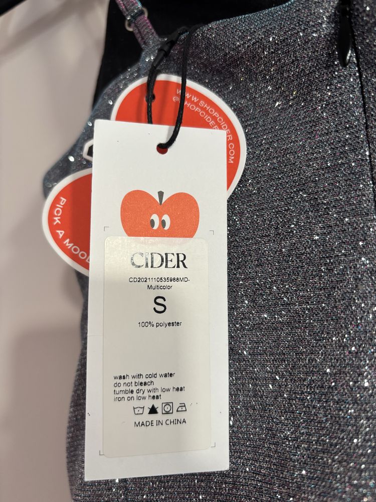 Obcisła brokatowa sukienka mini