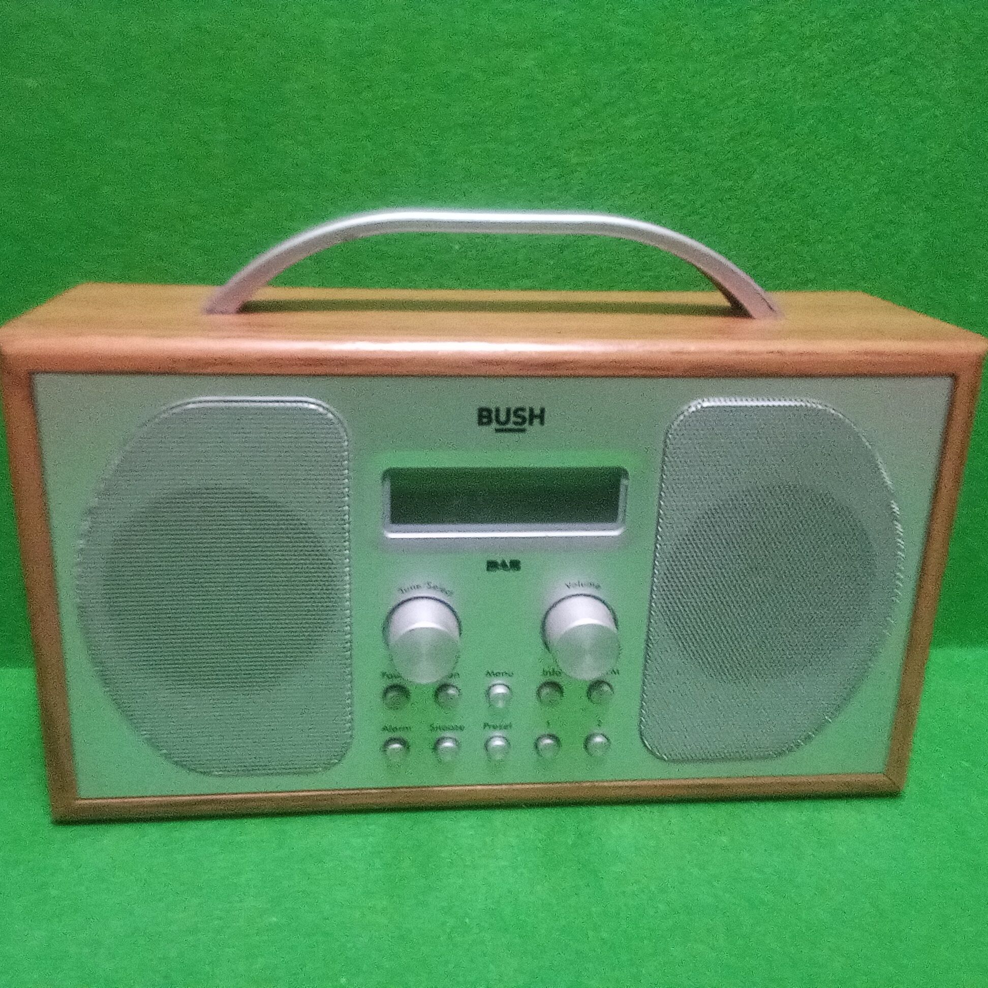 Хороший винтажный радиоприёмник в деревянном корпусе. Европа.

1 200 г