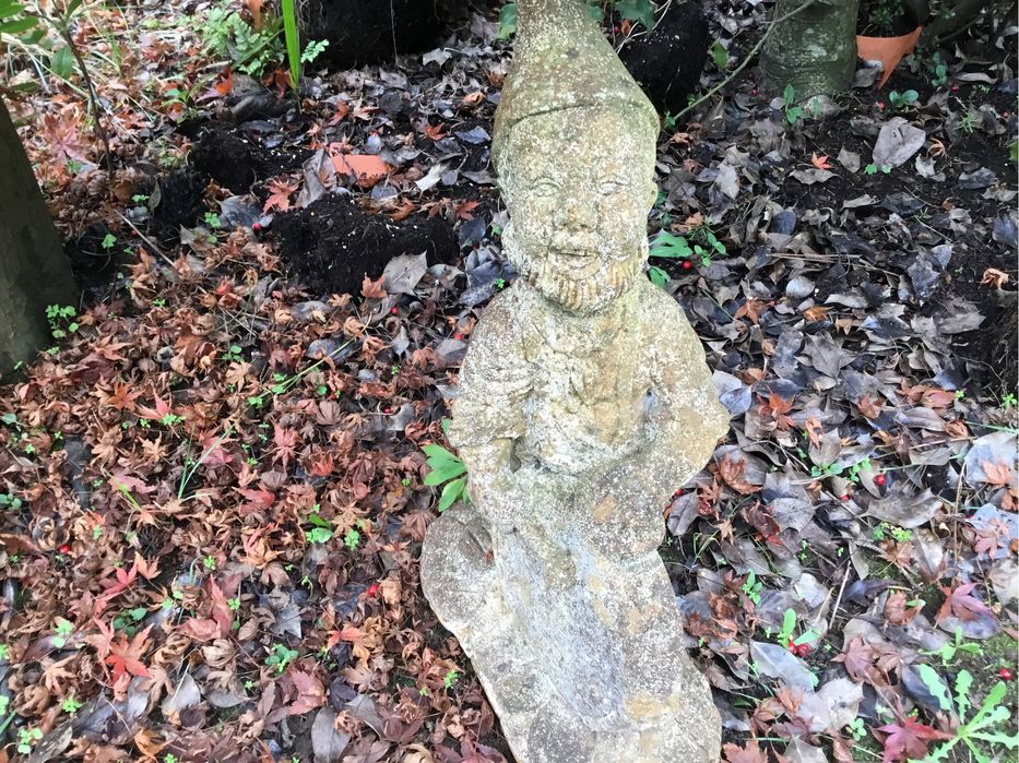 Anão de jardim em pedra