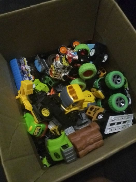 Машинки дитячі різні