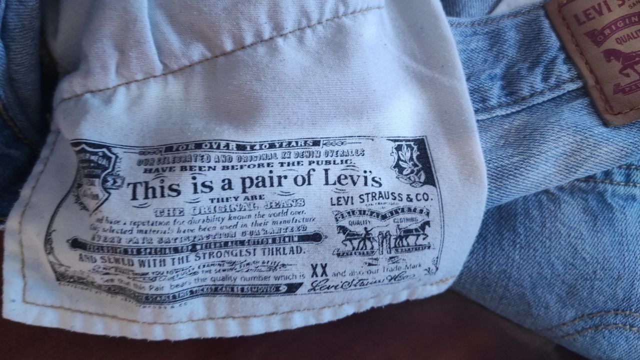 Джинси Levi's на гудзиках