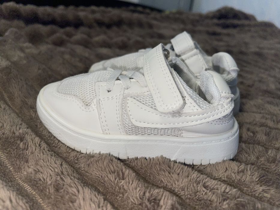 Кросівки на дівчинку