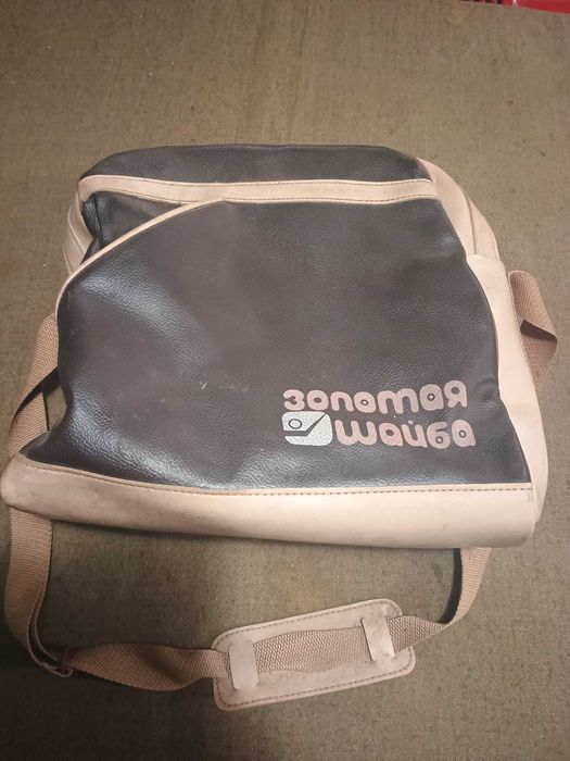 Сумка спортивная золотая шайба.