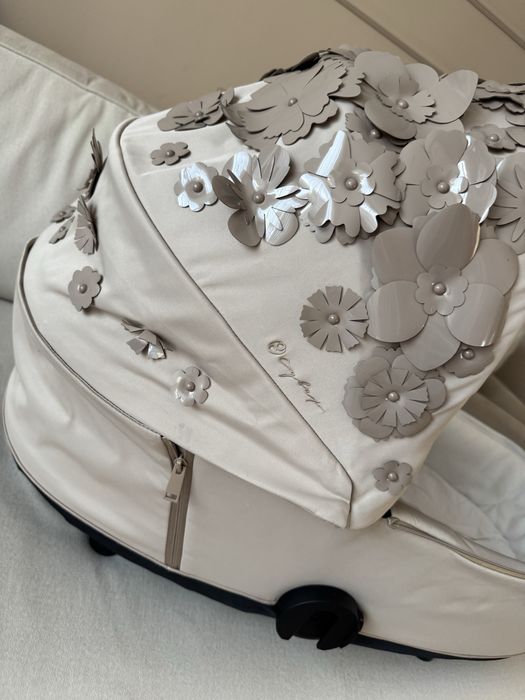 Gondola Cybex Mios Simply Beige flowers