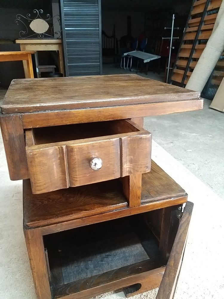Mesa de cabeceira antiga restaurada
