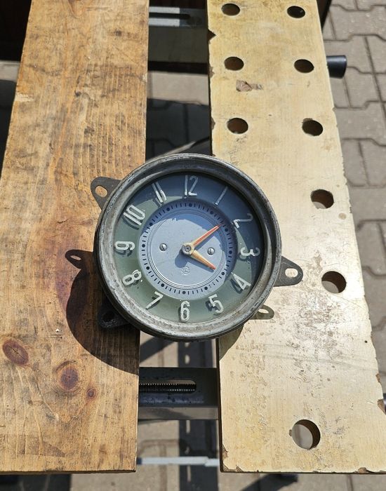 Zegar z PRL  montowane w autobusach