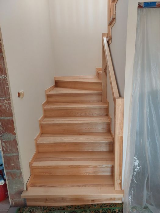 Schody drewniane dębowe na betonie