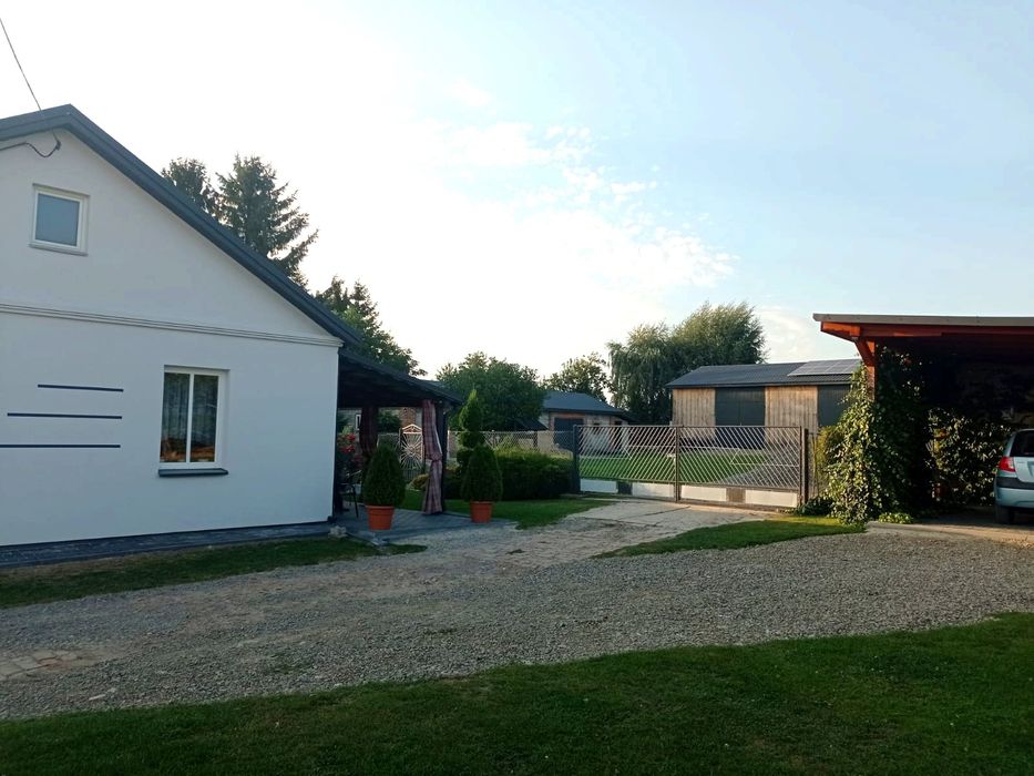 Dom i gospodarstwo rolne o powierzchni 6,43 ha i 1,20 ha lasu.