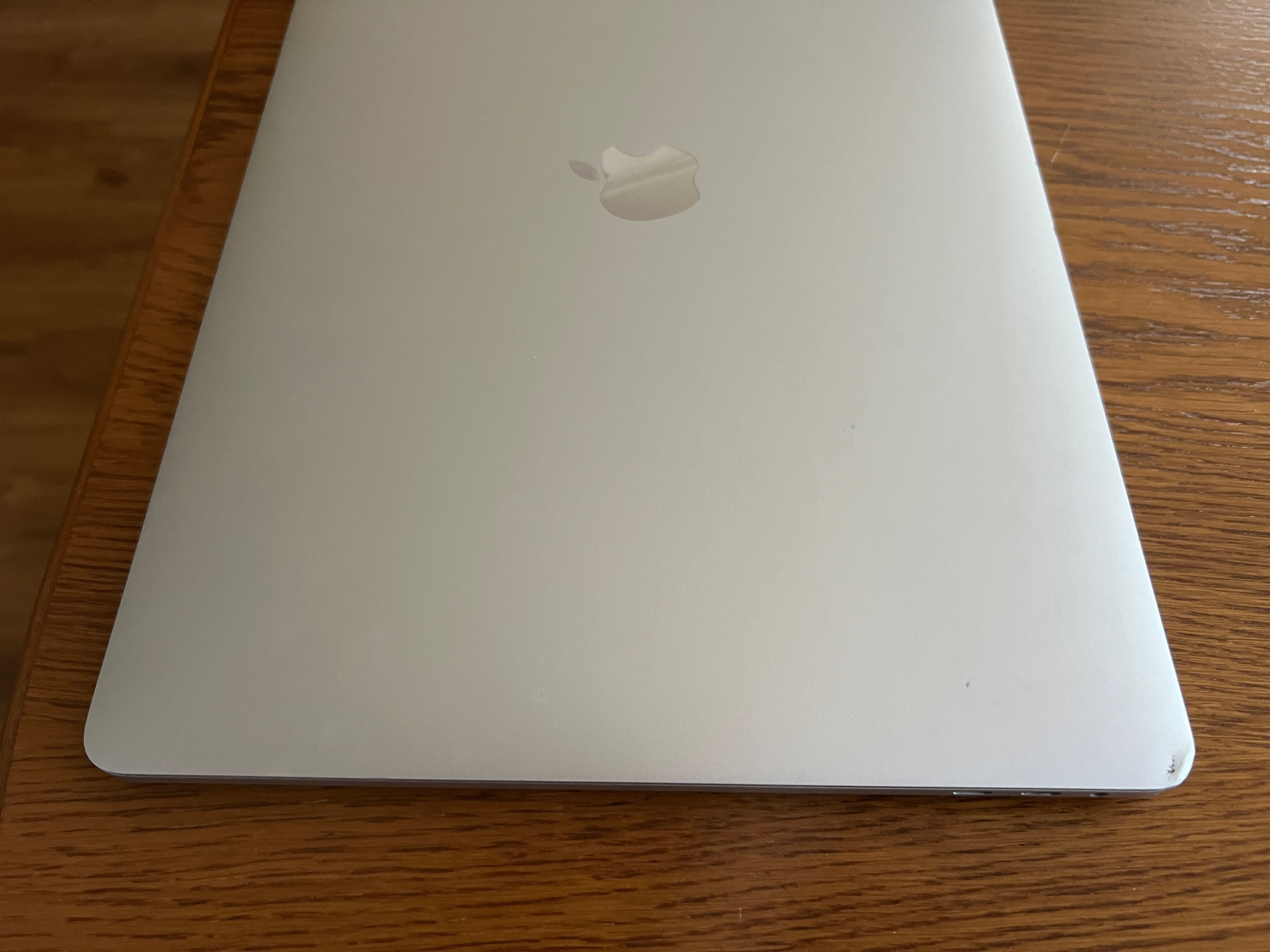MacBook Pro 15,4" Srebrny 2017r. / 16GB / 512GB / A1707 / wada matrycy