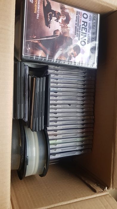 Caixa com Cds musica variada 4 DVD de filmes