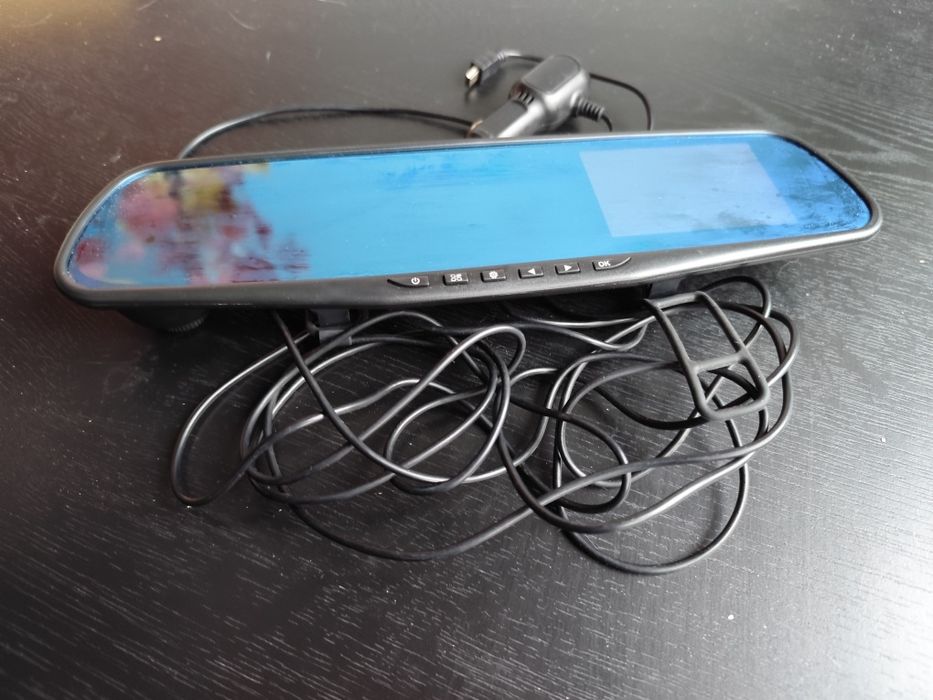 Kamera samochodowa w lusterku.