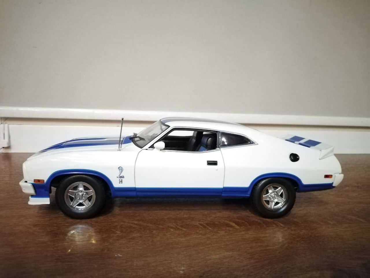 Модель автомобіля Biante (Autoart ) 1:18 Ford Falcon XC Cobra Coupe