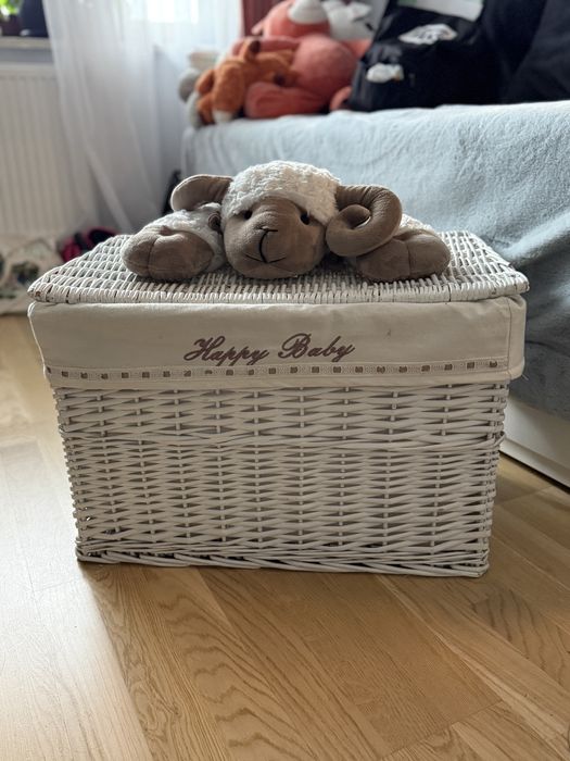 Skrzynia wiklinowa na zabawki.