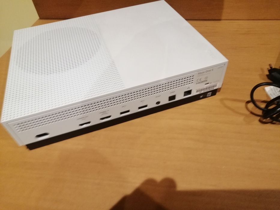 Xbox one s + Tomb Raider