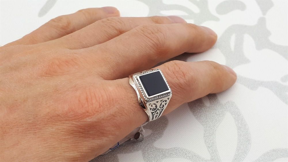 Чоловічий срібний перстень з каменем онікс печатка