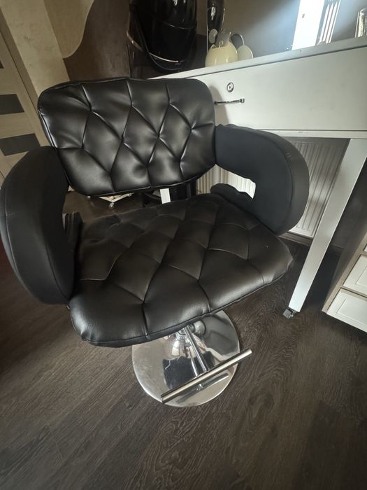 Крісла візажні 3шт та зеркала