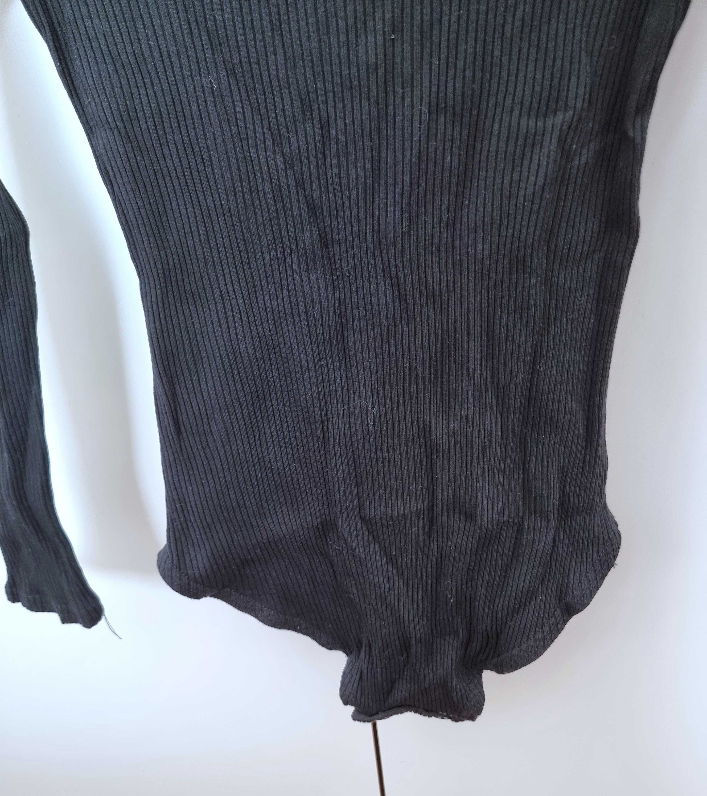 Body preto de manga comprida com detalhe no decote, tamanho S