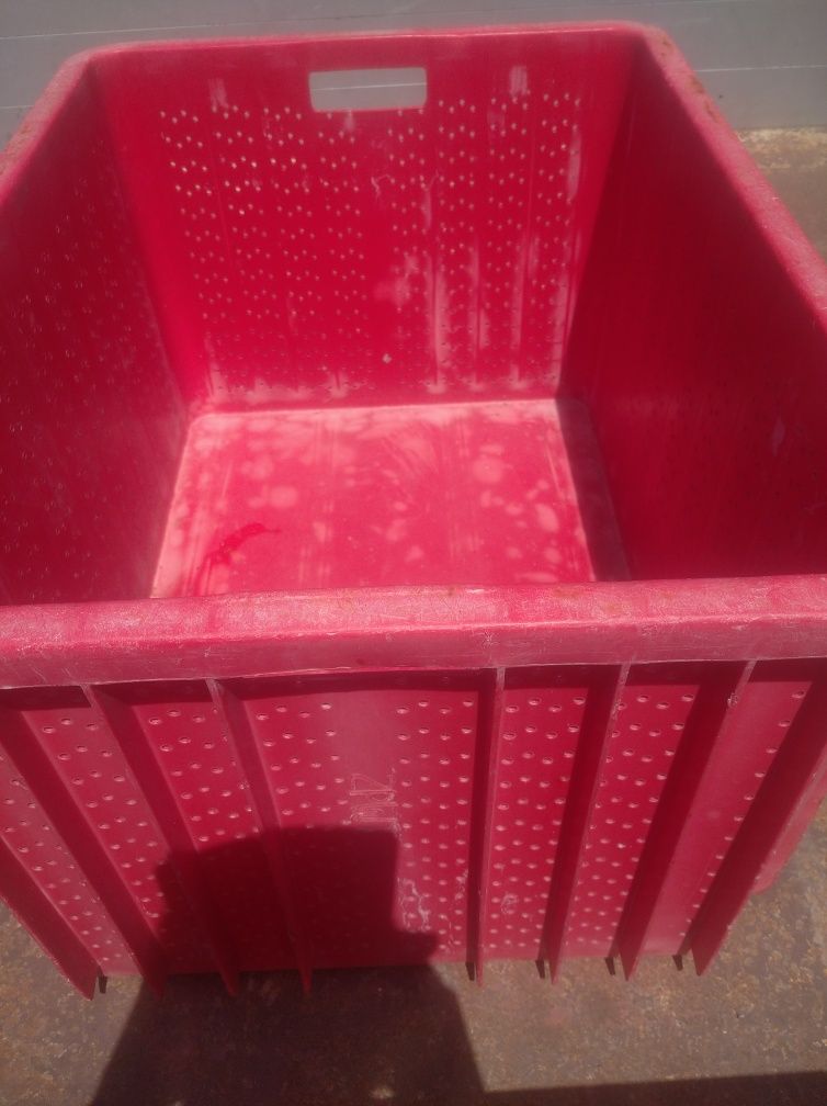 Skrzynia plastikowa z dziurkami pojemnik plastikowy