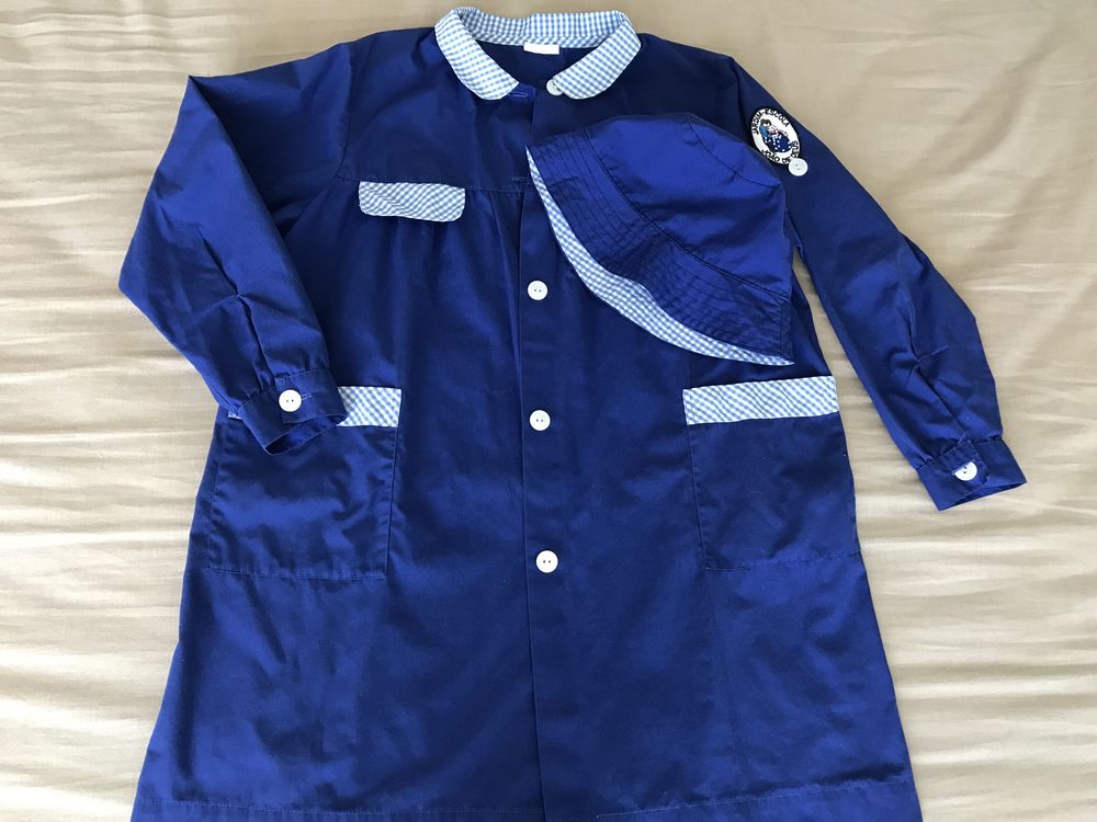 Bibe azul e chapéu