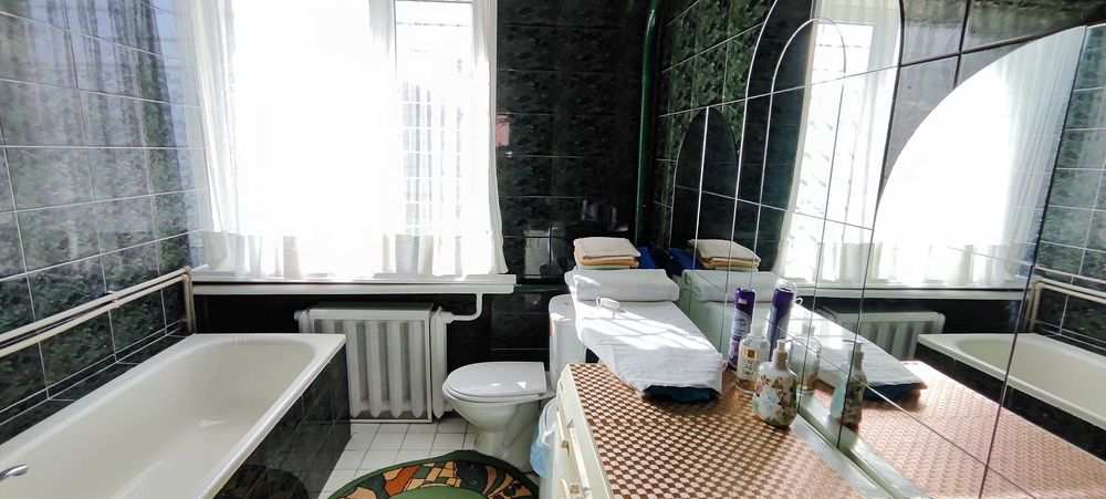 Здається будинок.4 роздільні кімнати.2 санвузли.Меблі.Побутова техніка