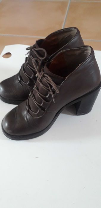 Sapatos em pele castanhos