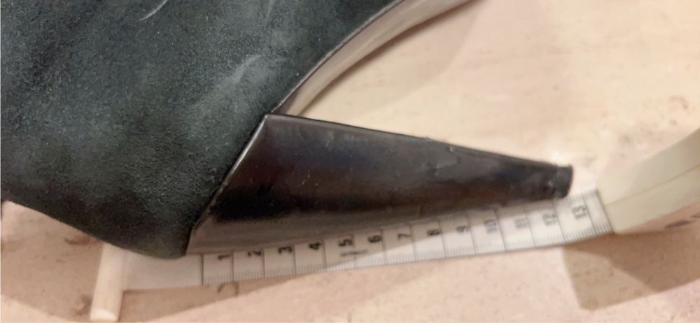 Botas em camurça preta de salto pelo joelho