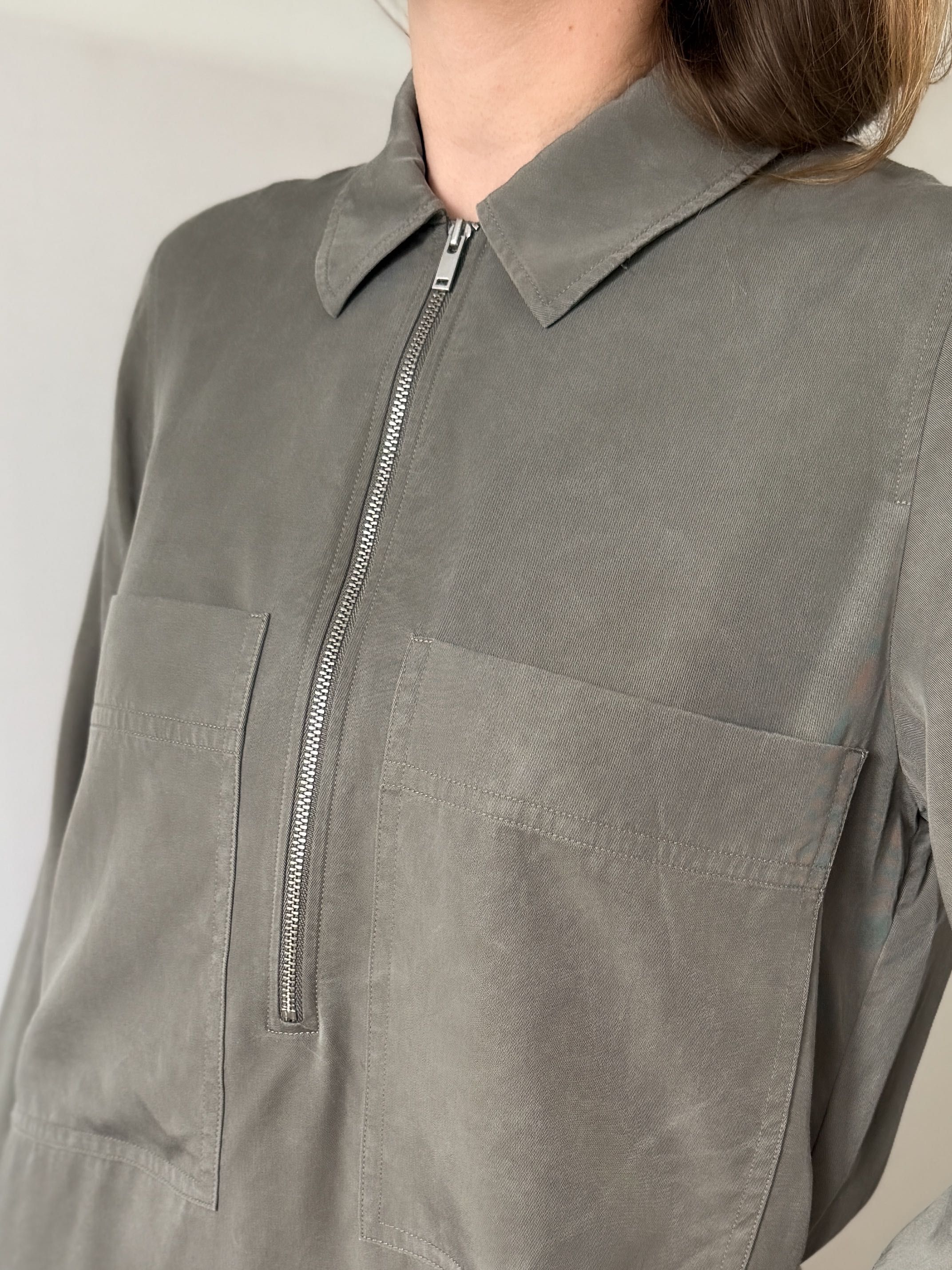Oliwkowa sukienka COS 36 S z kieszeniami oversize zielona midi