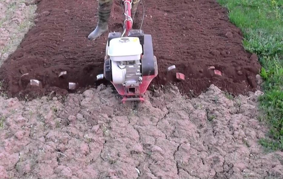 Вспашка земли, вивоз мусора, покос трави.