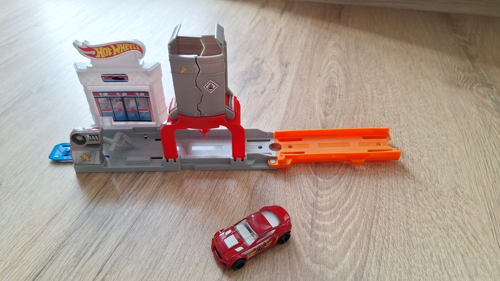 Hot Wheels, stacja benzynowa z jednym autem