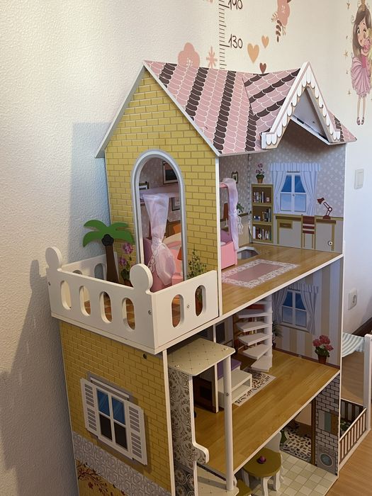 Casa de bonecas em madeira