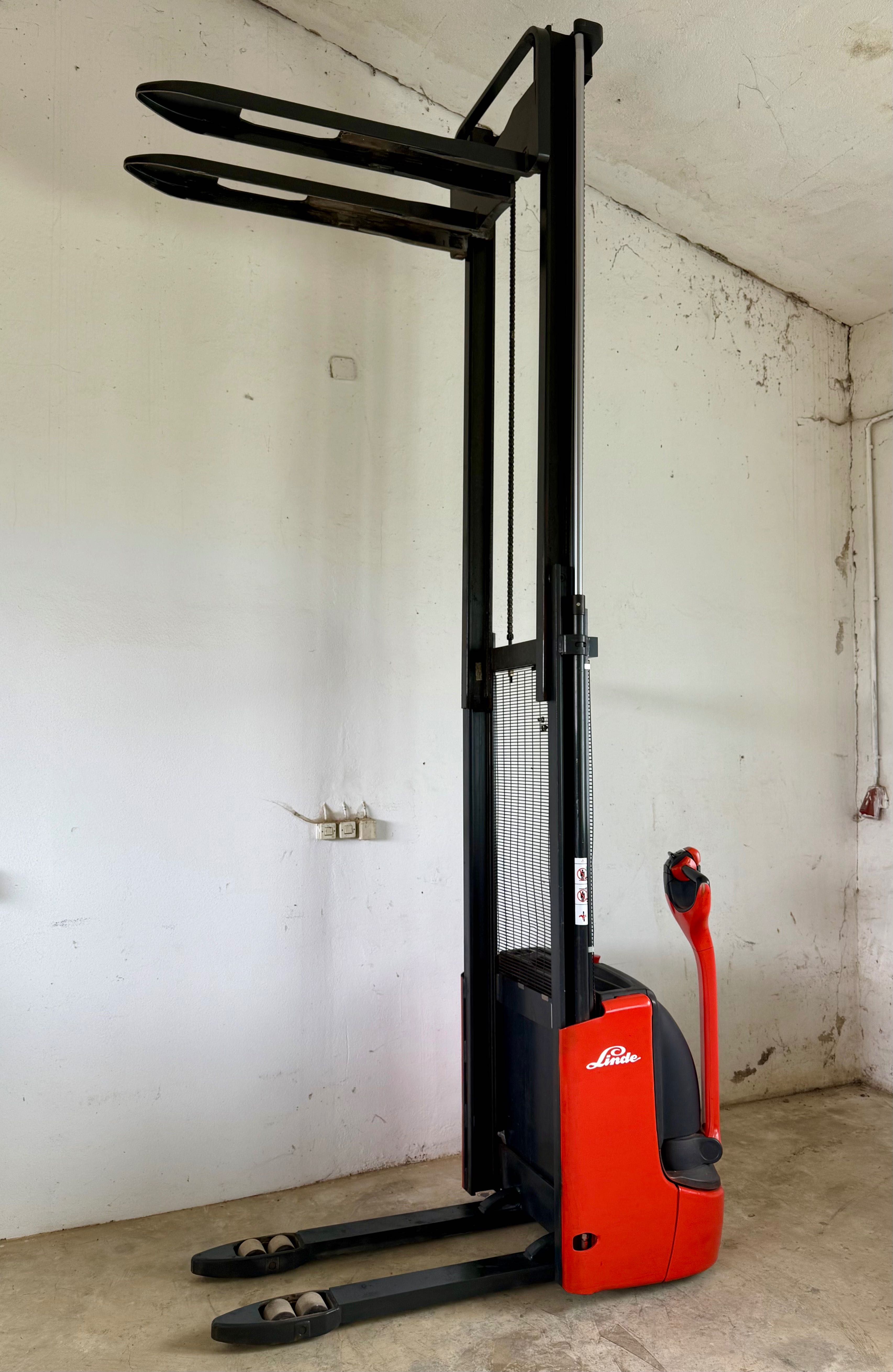 Linde L12 Stacker elétrico