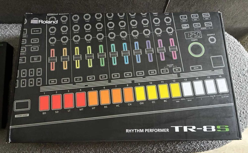Roland TR-8S - креативная драм машина, с пробивным звуком и FM движком