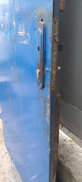 Металлические двери Б/у в хозблок гараж