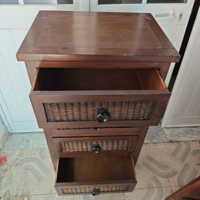 2 camiseiros de madeira com 5 gavetas oferta da mesa de cabeceira 150€