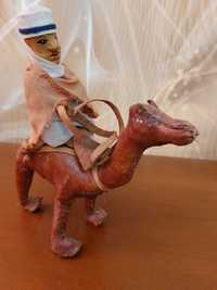 Beduin na wielbłądzie figurka z marerialu