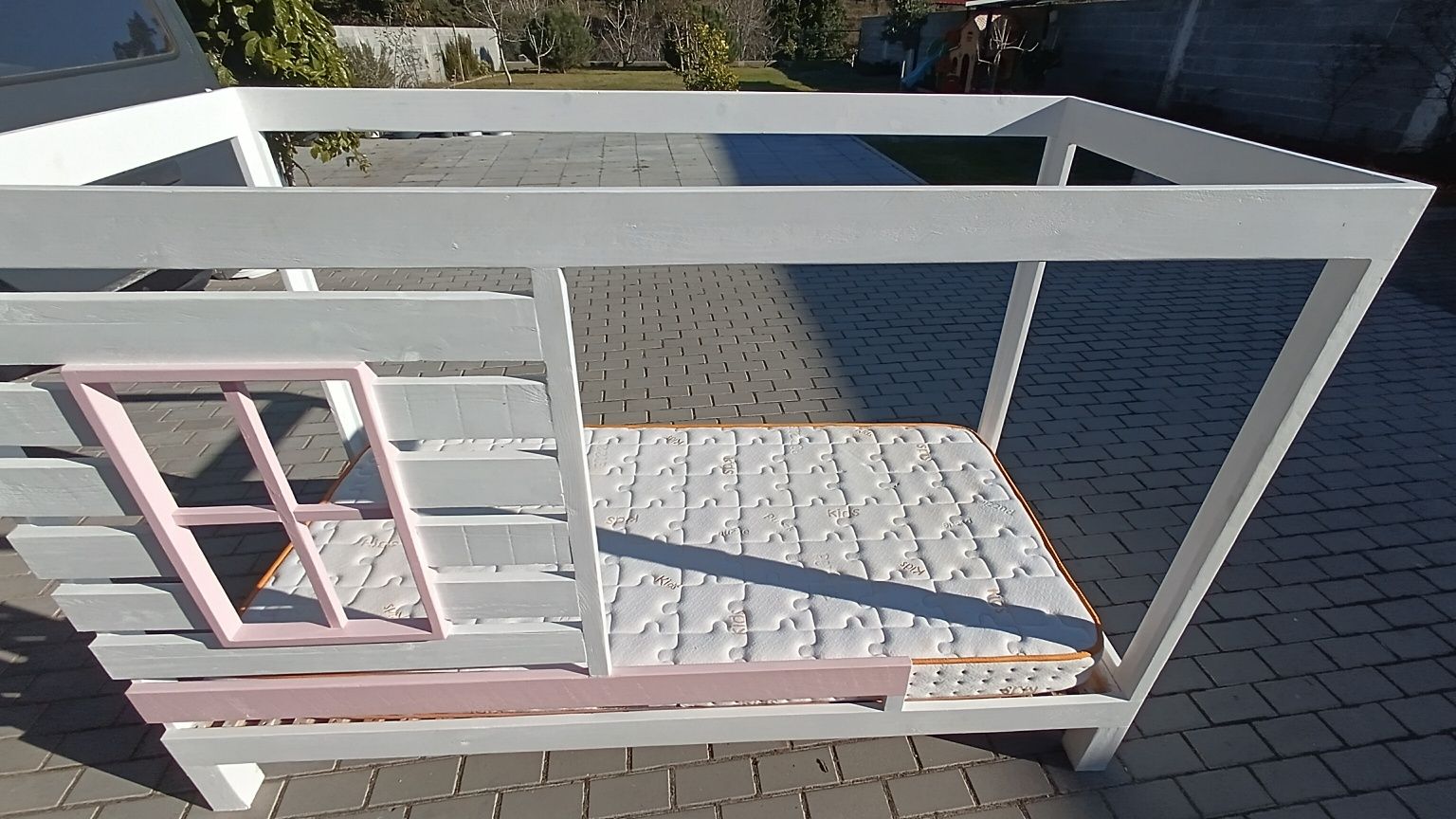Cama montessuriana com colchão
